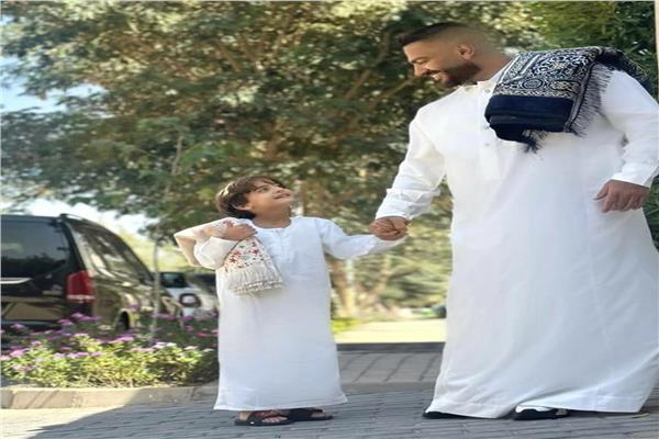 تامر حسني صورة تجمعه بنجله آدم