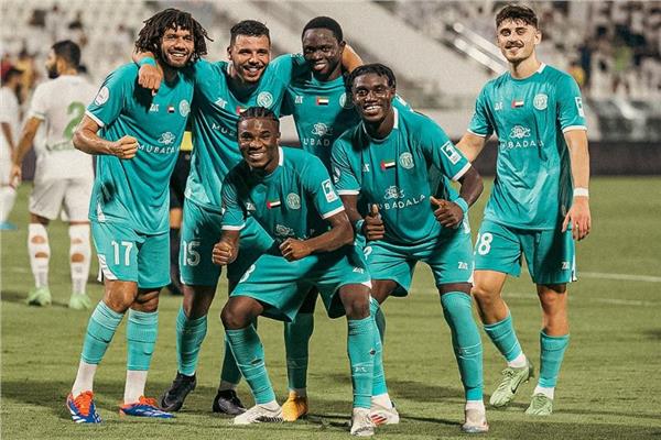 محمد النني يحتفل مع فريقه بعد المباراة 
