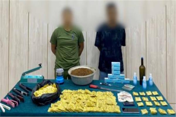 المتهمين امامهم المضبوطات
