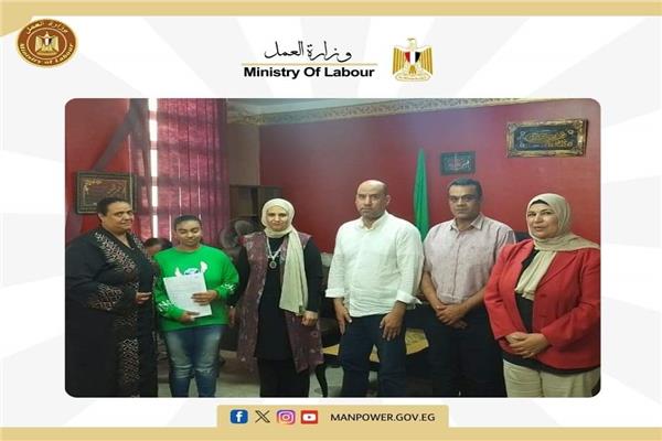  العمل تسلم عقد توظيف لفتاه من ذوي الهمم  بالقطاع الخاص ..بالإسماعيلية 
