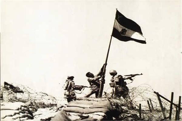 رفع العلم المصري على أرض سيناء