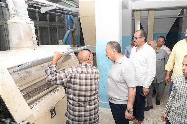 محافظ أسيوط يفاجئ مطاحن مصر الوسطى 