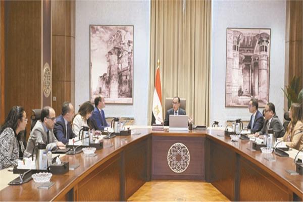 د. مصطفى مدبولي خلال اجتماعه مع وزيرى المالية والاستثمار