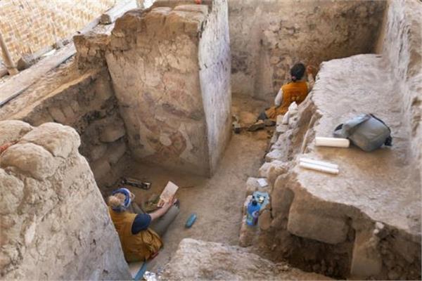اكتشاف عرش غامض وجداريات