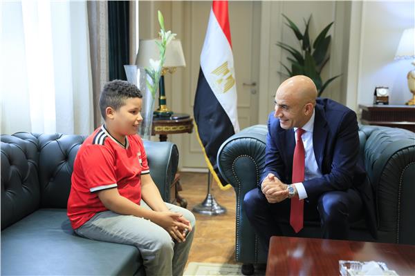 وزير التعليم خلال استقباله الطالب علي حمادة