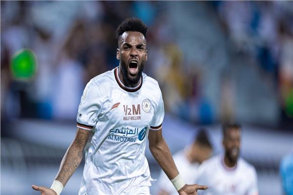رابيد بوخارست يعلن قيد الجابوني أرون بوبيندزا في قائمته 