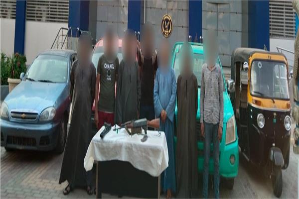 المتهمين وبحوزتهما المضبوطات