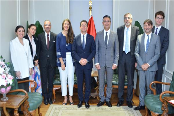 وزير التموين يستقبل السفير الفرنسي