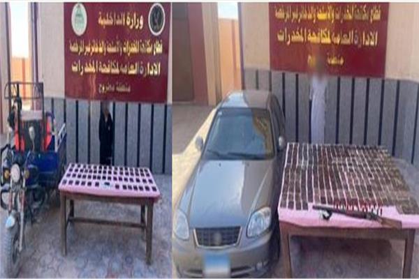 اثنان من المتهمين وأمامهما المضبوطات