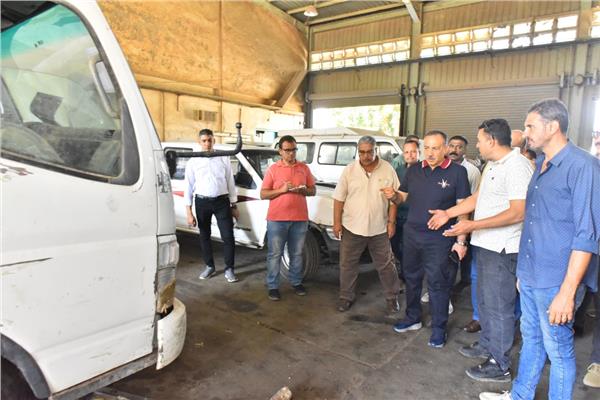 محافظ أسيوط يتفقد مركز صيانة السيارات