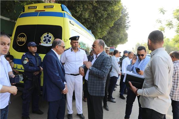 اللواء عماد كدواني، محافظ المنيا خلال زيارة مصابي حادث المنيا