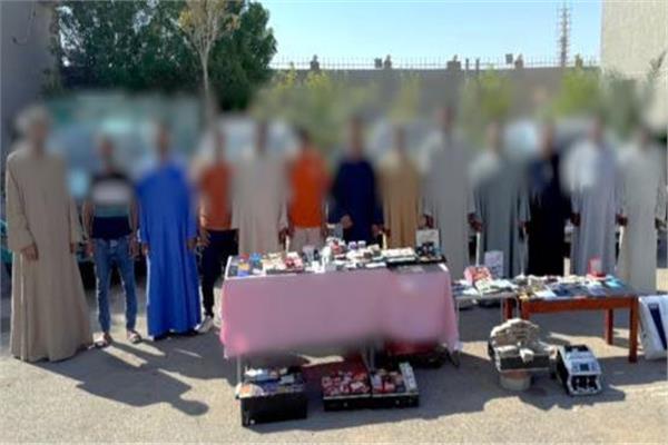 المتهمين وأمامهم المضبوطات