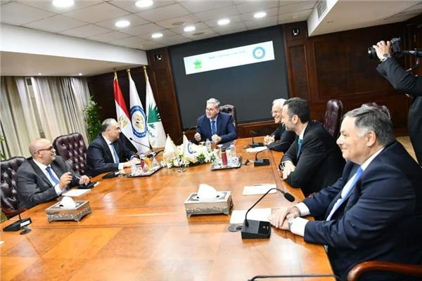 وزير البترول خلال توقيع الاتفاقية