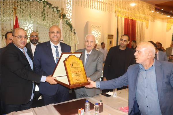 محافظ القليوبية يناقش ذيادة خطوط النقل بالعبور ومشكلة انقطاع المياه 