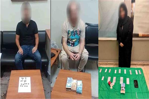 المتهمون وأمامهم المضبوطات