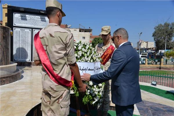 اللواء طيار أكرم محمد جلال محافظ الإسماعيلية يضع إكليلا الزهور