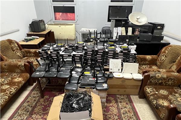 تنظيم الاتصالات يضبط شبكتين غير شرعيتين لبث وتوزيع الإنترنت  
