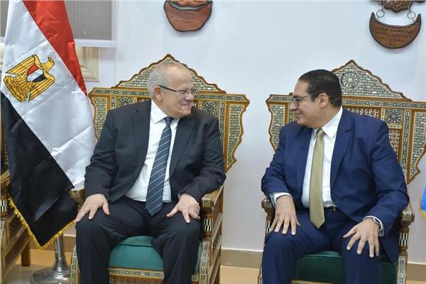  د. الخشت يهنئ الدكتور محمد سامي عبد الصادق لصدور قرار جمهوري بتعيينه رئيسًا لجامعة القاهرة 