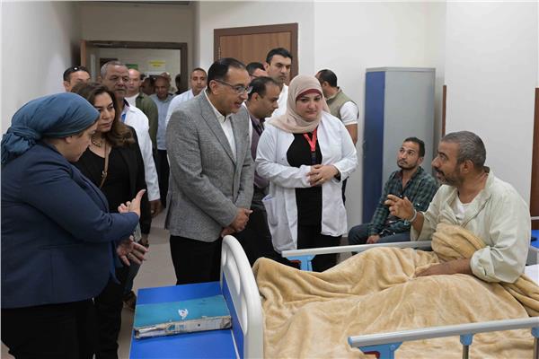 حوار ودي لرئيس الوزراء مع بعض المرضى