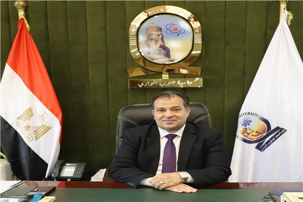  الدكتور احمد عكاوي رئيس جامعة جنوب الوادي