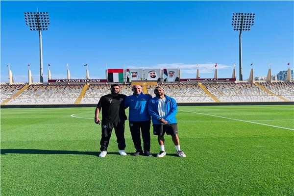 مدرب وقائد بيراميدز يعاينان أرضية الملعب