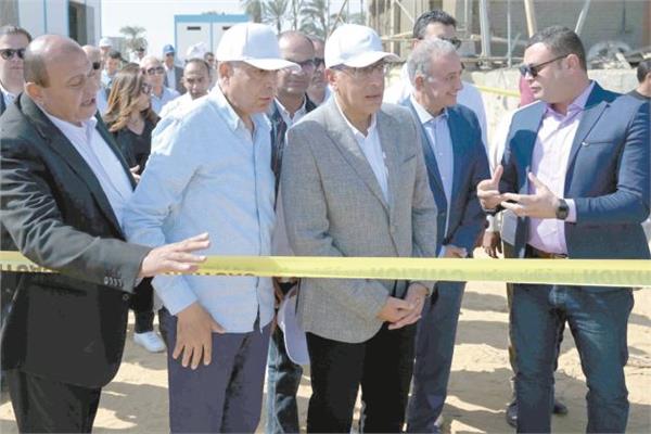 رئيس الوزراء أثناء تفقد أحد المشروعات