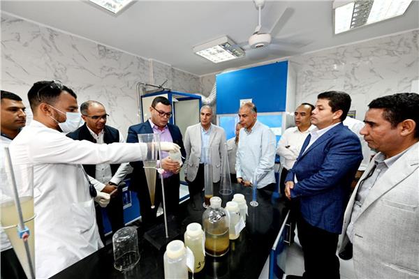 الشربيني وكدوانى يتابعان سير العمل بمحطتي الشرب والصرف