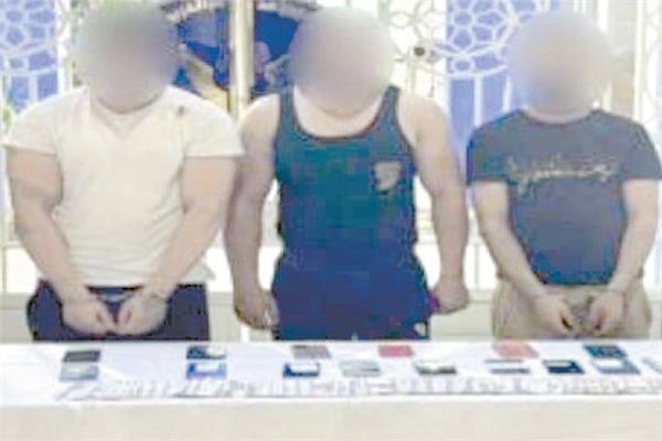 العصابة وأمامها بعض المضبوطات