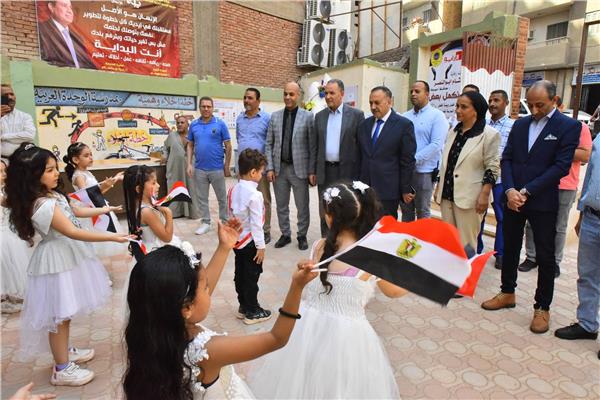 محافظ أسيوط يتفقد مدرسة الوحدة العربية الإبتدائية