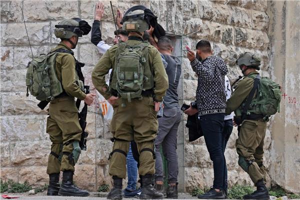 قوات الاحتلال تعتقل عددًا من الفلسطينيين - صورة أرشيفية 