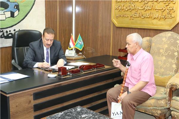 محافظ المنوفية خلال استقباله أحد المواطنين