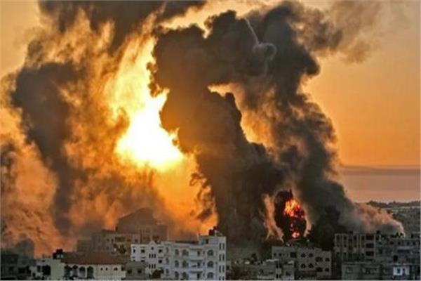 الاحتلال يستهدف عددا من النازحين بغارة مكثفة