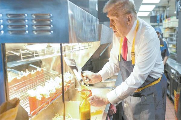 الرئيس الأمريكى السابق يقدم خدمات للزبائن فى  «ماكدونالدز» 