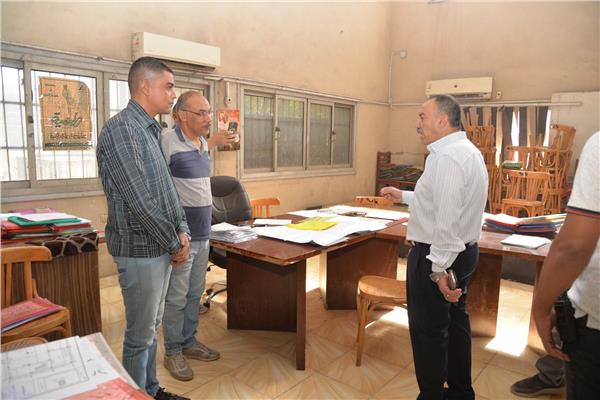 محافظ أسيوط يتفقد سير العمل بالمركز التكنولوجي