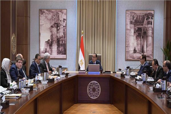 رئيس مجلس الوزراء خلال الاجتماع