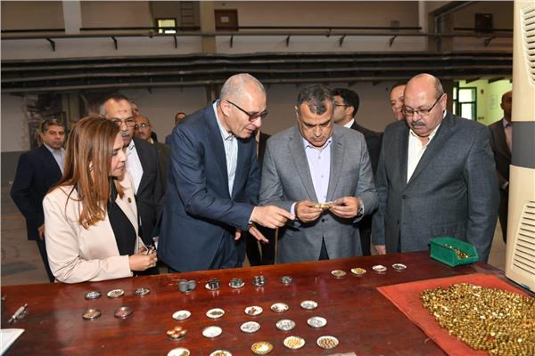 "وزير الدولة للإنتاج الحربي" يفتتح مصنع إنتاج الرزينة بشركة "هليوبوليس للصناعات الكيماوية"