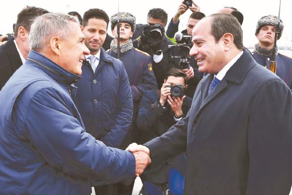 الرئيس عبد الفتاح السيسى يصافح مستقبليه لدى وصوله إلى  روسيا للمشاركة فى قمة بريكس