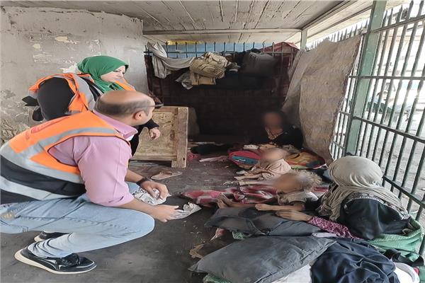 التدخل السريع ينقل سيدة بلا مأوى وأطفالها تفترش الشارع أسفل كوبري أكتوبر 
