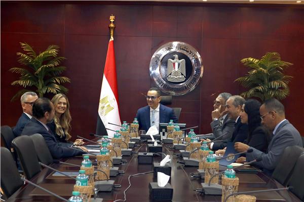 المهندس حسن الخطيب وزير الاستثمار والتجارة الخارجية خلال لقائه بوفد شركة مرسيدس-بنز إيجيبت