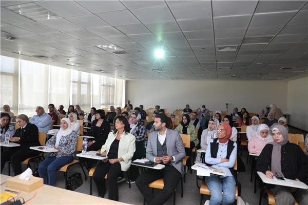 ■ جانب من الندوة