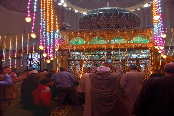 توافد آلاف  الزائرين على مسجد  العارف بالله إبراهيم الدسوقي
