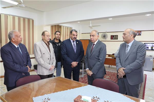 محافظ المنيا أثناء تفقده المدارس