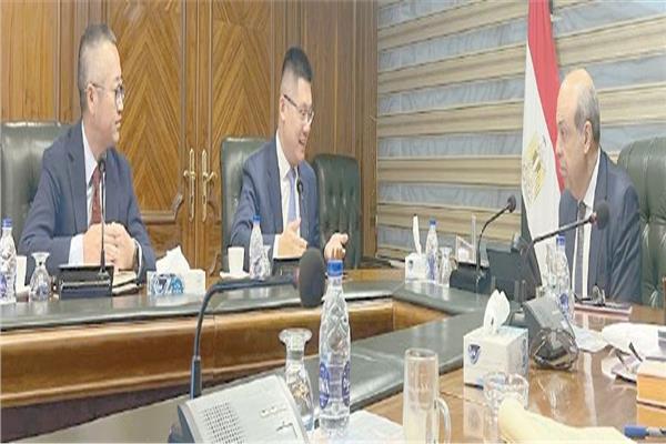 د. سامح الحفني خلال اجتماعه بوفد «هواوى»