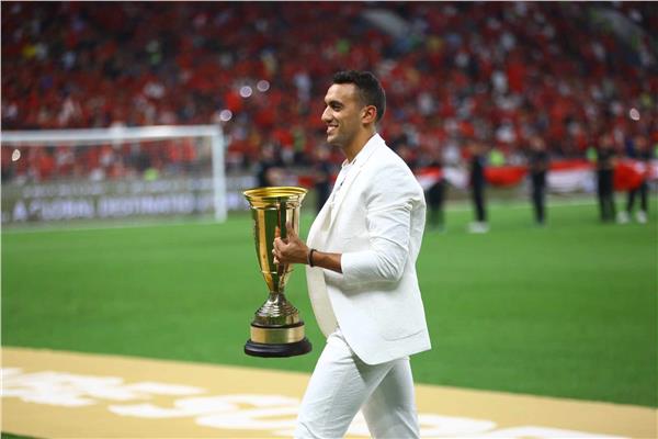 ■ أحمد الجندي يحمل كأس السوبر المصري
