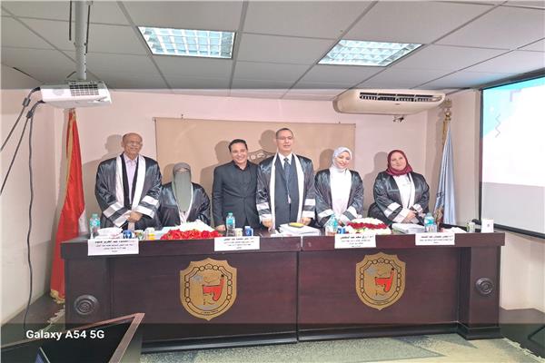 الباحثة هبة الله خلال مناقشة الرسالة