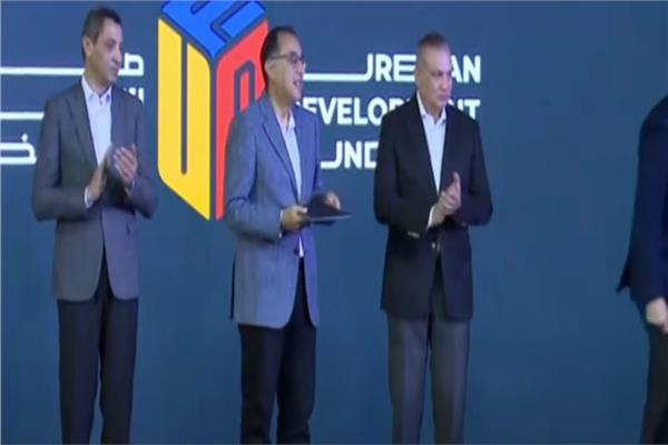رئيس الوزراء يسلم عقود وحدات المبادرة الرئاسية لتطوير عواصم المحافظات