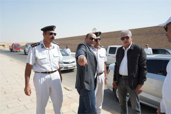 وزير السياحة والآثار يقوم بجولة تفقدية داخل منطقة أهرامات الجيزة   