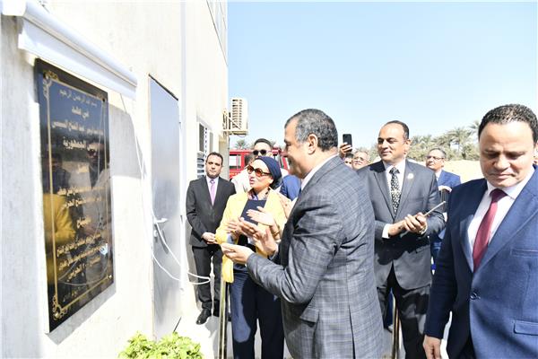 وزير الإنتاج الحربي ووزيرة البيئة خلال افتتاح مصنع إنتاج العبوات الكرتونية الصديقة للبيئة