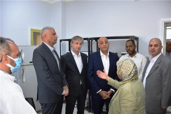 اللواء دكتور إسماعيل كمال محافظ أسوان خلال الجولة بقرية وادى كركر