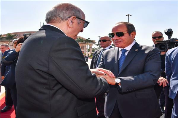 الرئيس السيسي يودع نظيره الجزائري بمطار القاهرة الدولي